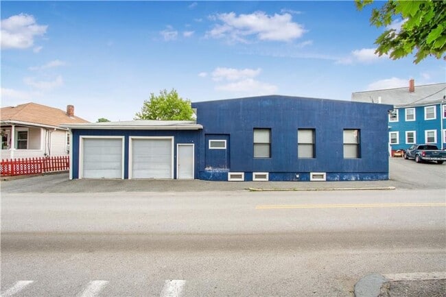 Building Photo - 847 Weeden St