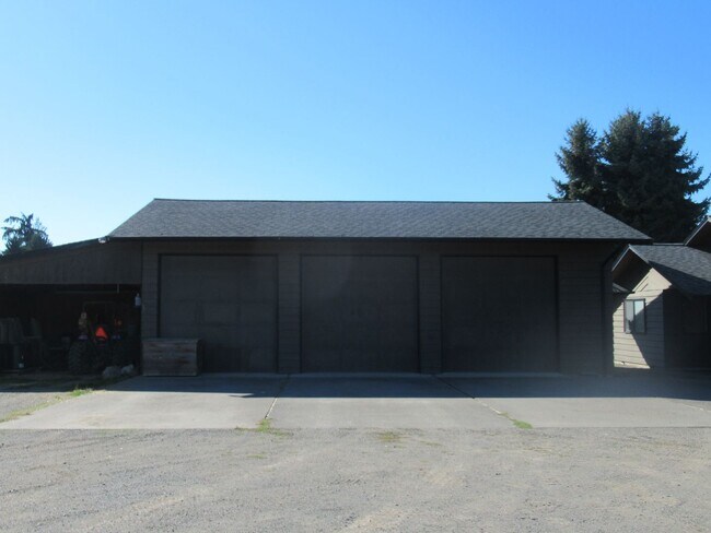 Building Photo - Enjoy rural, country living in this 3 bedr...