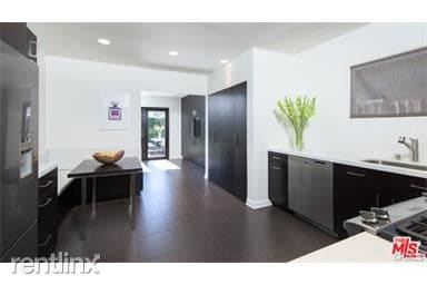 Building Photo - 8842 Dorrington Ave