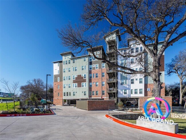 Foto del edificio - 1800 S I-35 Frontage Rd