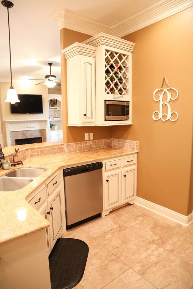 Building Photo - Three Bedroom Home in Lebesque Place Subdi...