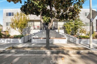 Building Photo - 6643 De Longpre Ave