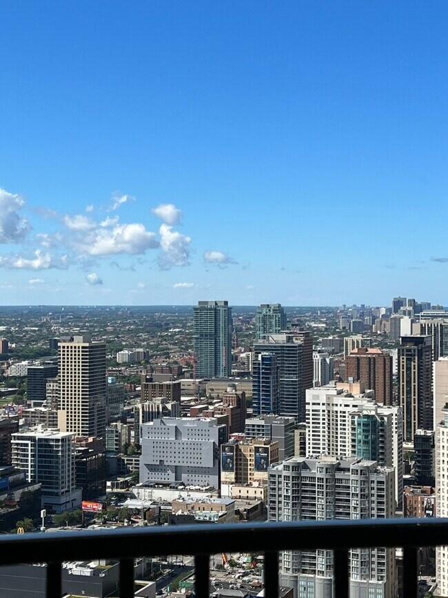 Foto del edificio - 300 N State St