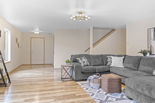 Building Photo - 4 br, 2.5 bath House - 9617 181st Street C...