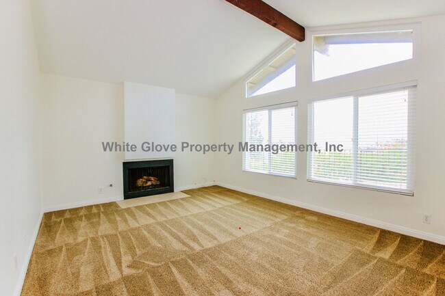 Foto del edificio - Spacious 2 bedroom Home with Vaulted Ceilings, City Lights Views & Attached 2-Car Garage