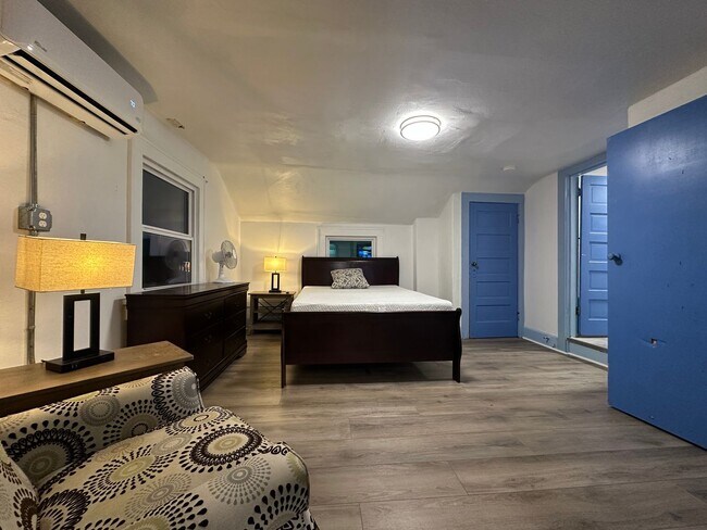 Building Photo - Upstairs apartment near United Regional Ho...
