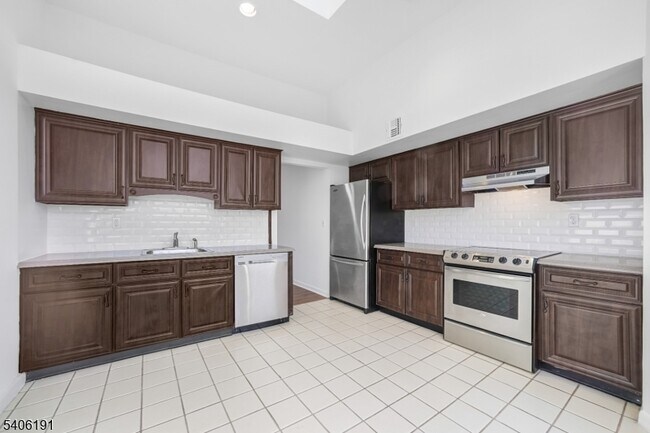 Building Photo - 850 Main St