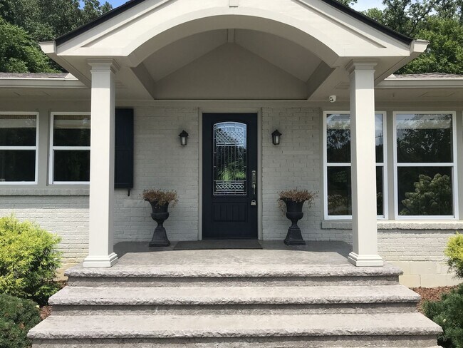 Foto del edificio - Meticulously Maintained Home in West Meade