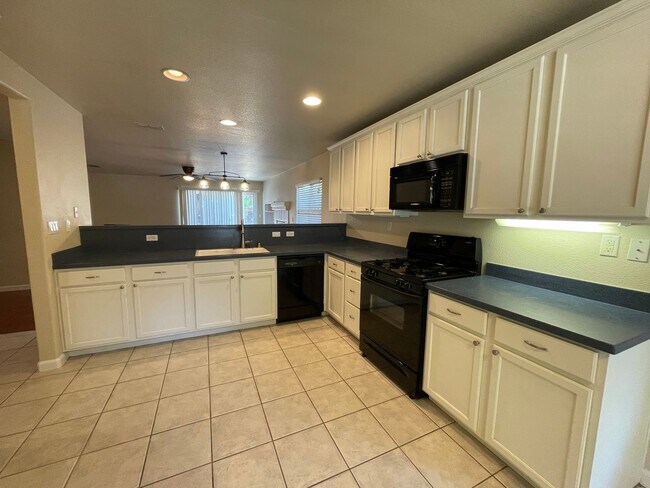 Building Photo - Charming 3-Bedroom Home in Folsom – Move i...
