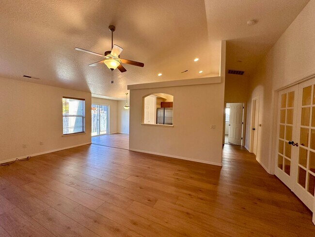 Building Photo - Veneta Home $250.00 Off Move In