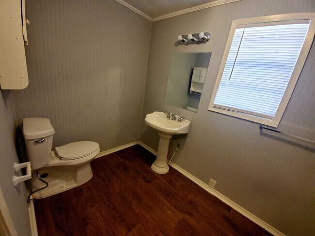 Foto del edificio - Amazing 4 Bedroom home with large yard