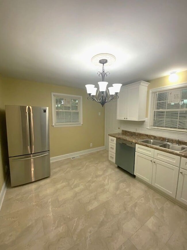 Foto del edificio - 100% Renovated! 3 Bedroom/1.5 Bathroom!