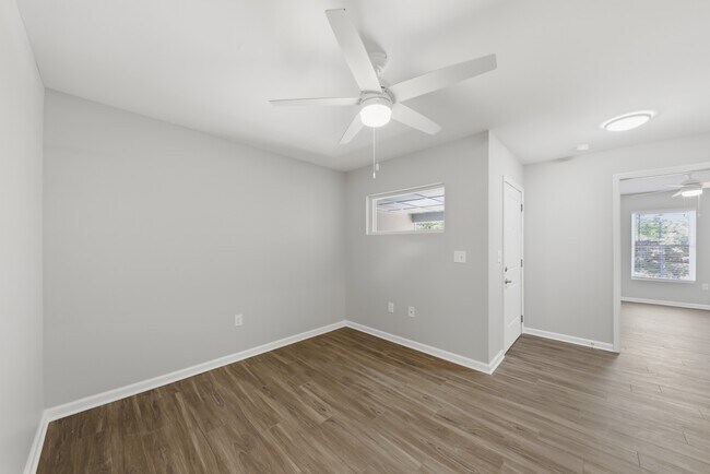 Foto del edificio - EMERALD EDGE APARTMENTS