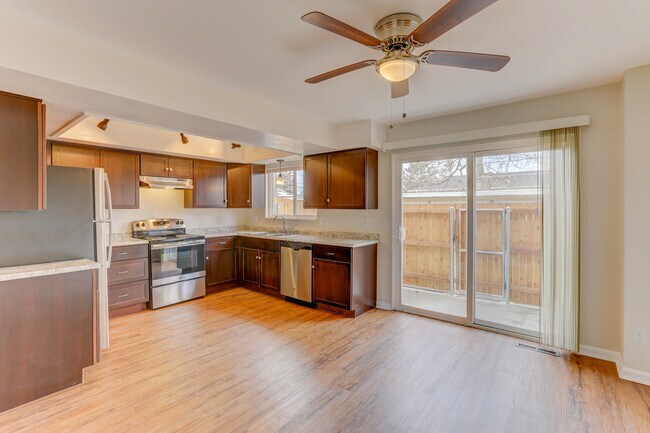 Foto del edificio - Iris Street Townhomes