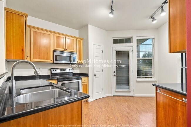 Building Photo - Wonderful Three Bedroom Condo at The Summe...