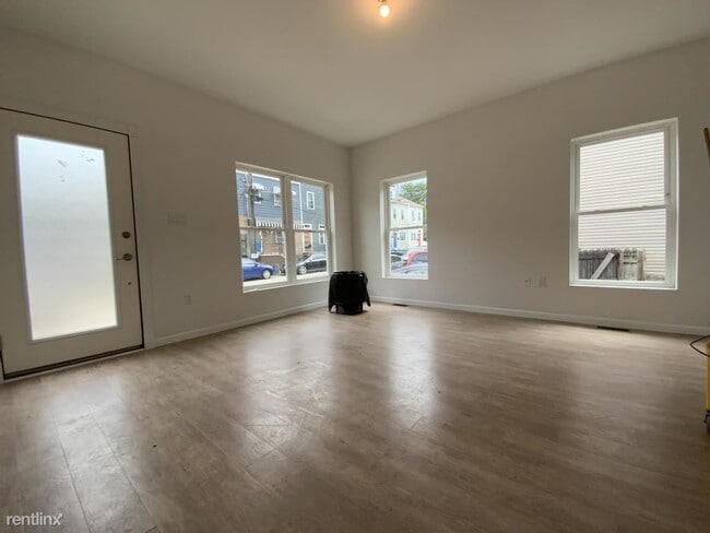 Building Photo - 4 br, 3.5 bath House - 5121 Keystone St