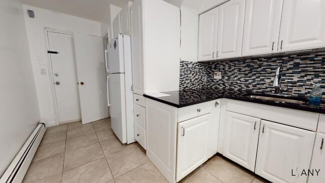 Foto del edificio - FULLY RENOVATED 1BR IN PRIVATE HOME. HEAT AND HOT WATER INCLUDED! JUNE 2026