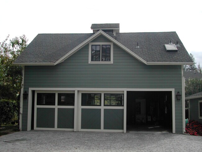 Building Photo - 860 University Ave