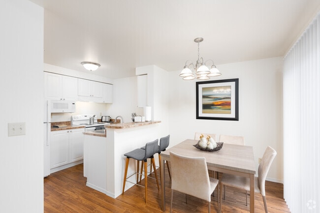 2BD, 1BA - 915SF - Breckenridge Apartments