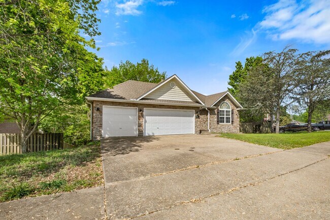 Building Photo - Charming 3-Bed, 2-Bath Home with 3-Car Gar...