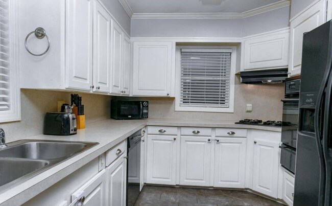 Building Photo - 1205 Greenwood Dr