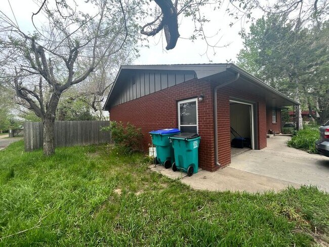 Building Photo - Cute Home in Laporte
