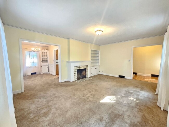 Building Photo - $2,100 - 3 Bed / 2 Bath Charming Home by G...