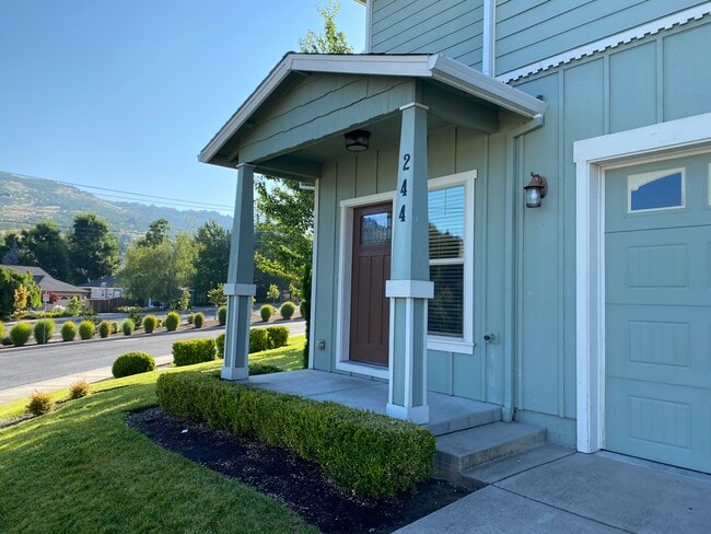 Building Photo - 244 Dunthorpe Dr