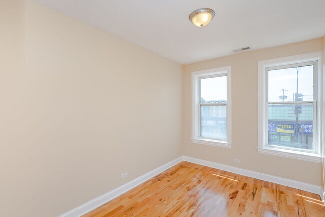 Building Photo - 5558 W Belmont Ave