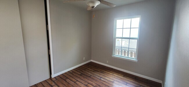 Foto del edificio - 5946 Midcrown Dr