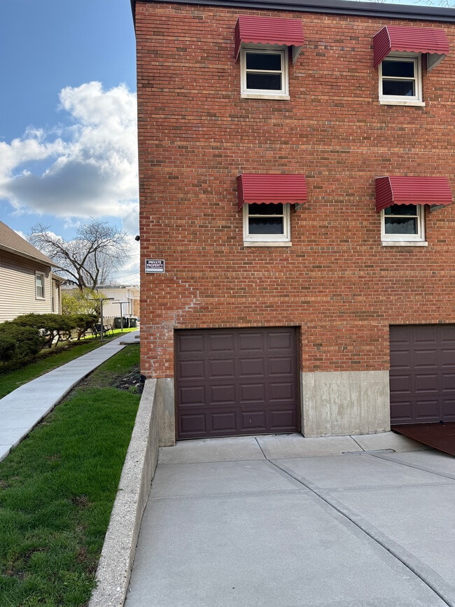 Building Photo - 1050 Touhy W Ave
