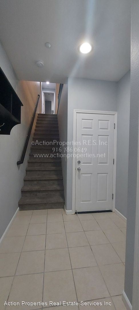 Building Photo - 2 br, 2.5 bath House - 1504 Hudson Circle