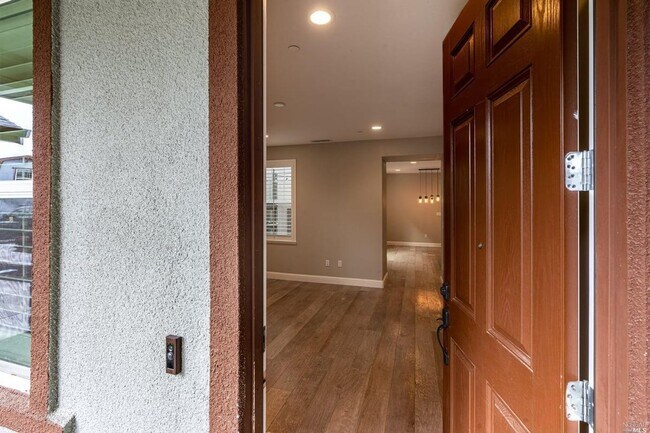 Building Photo - Fabulous Healdsurg Home with Water & Garba...
