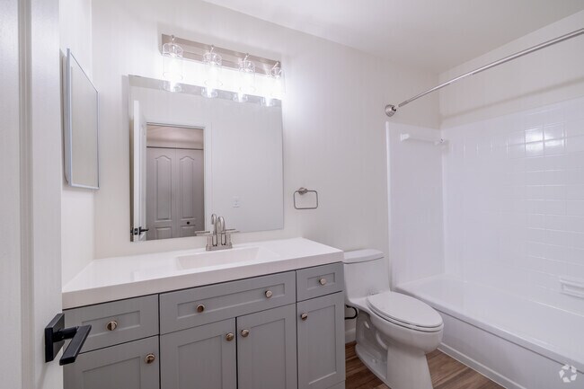 1 habitación, 1 baño - 800 pies cuadrados - Baño - Wildwood Apartments