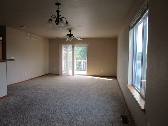 Upstairs living room - 1472 Palisades Dr