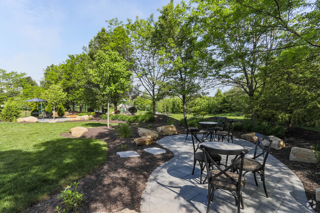 Courtyard - Hawthorne Manor