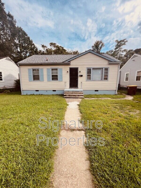 Primary Photo - 2128 N Whitehill Dr
