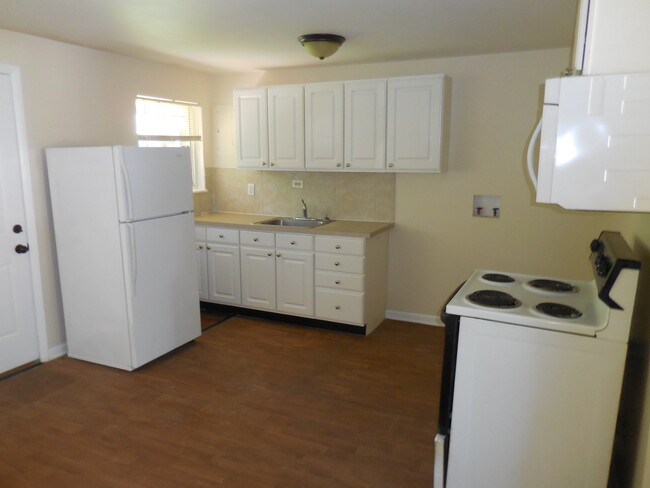 Building Photo - Fantastic Three Bedroom/Updated One Bath a...