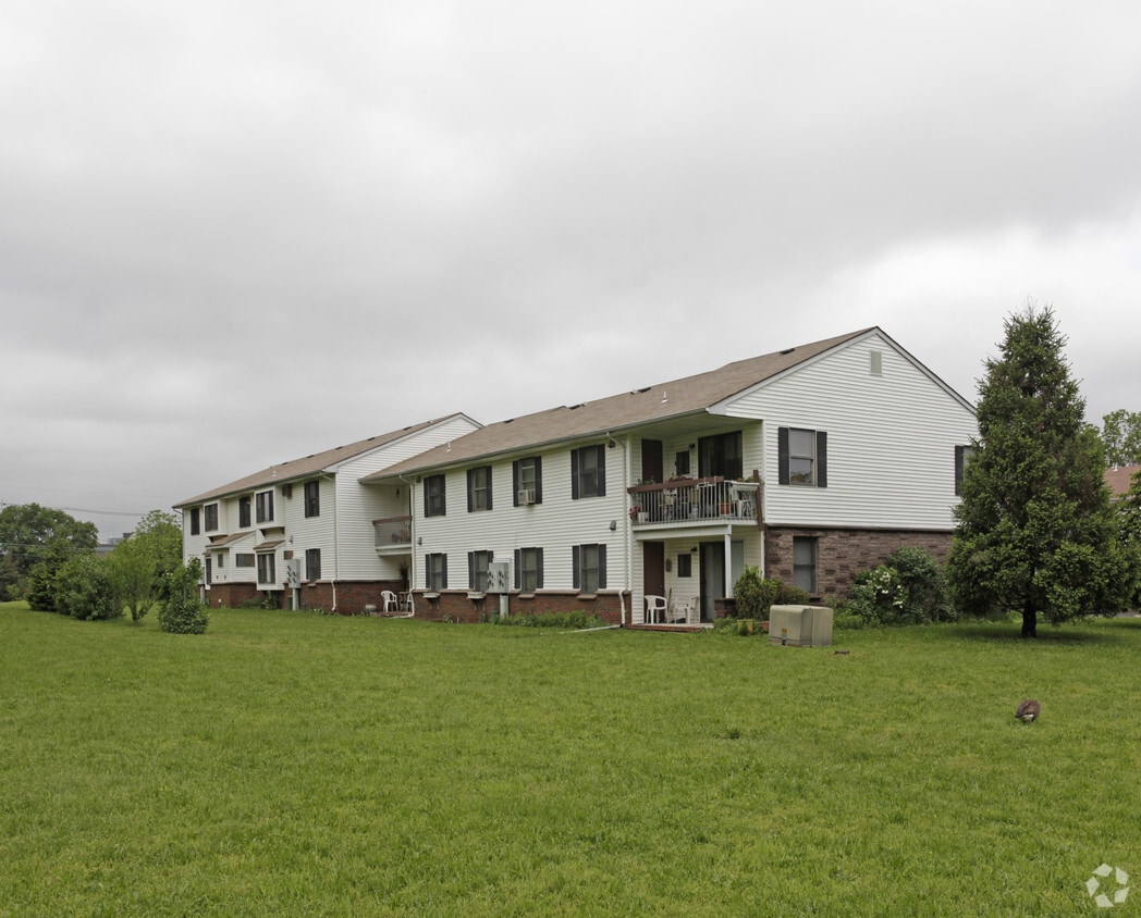 Ukrainian Village Apartments in Somerset, NJ