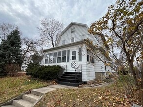 Building Photo - 99 Robert St