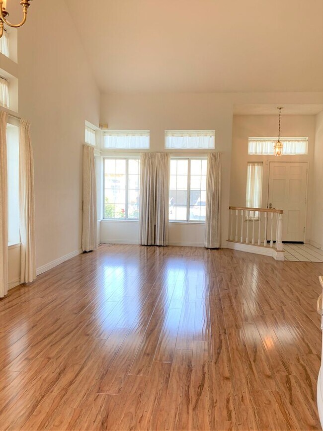 Foto del edificio - Beautiful 3 Bedrooms, 2.5 Baths Home with 3 Garage in Gated West Covina Community