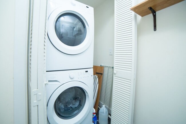 Building Photo - 3006 W Girard Ave