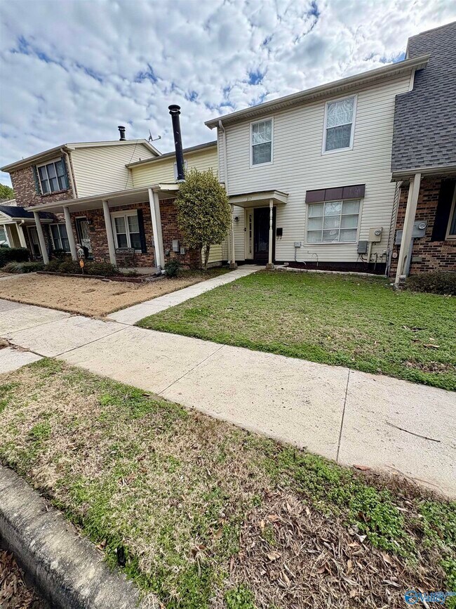 Building Photo - 317 Chateau Dr SW