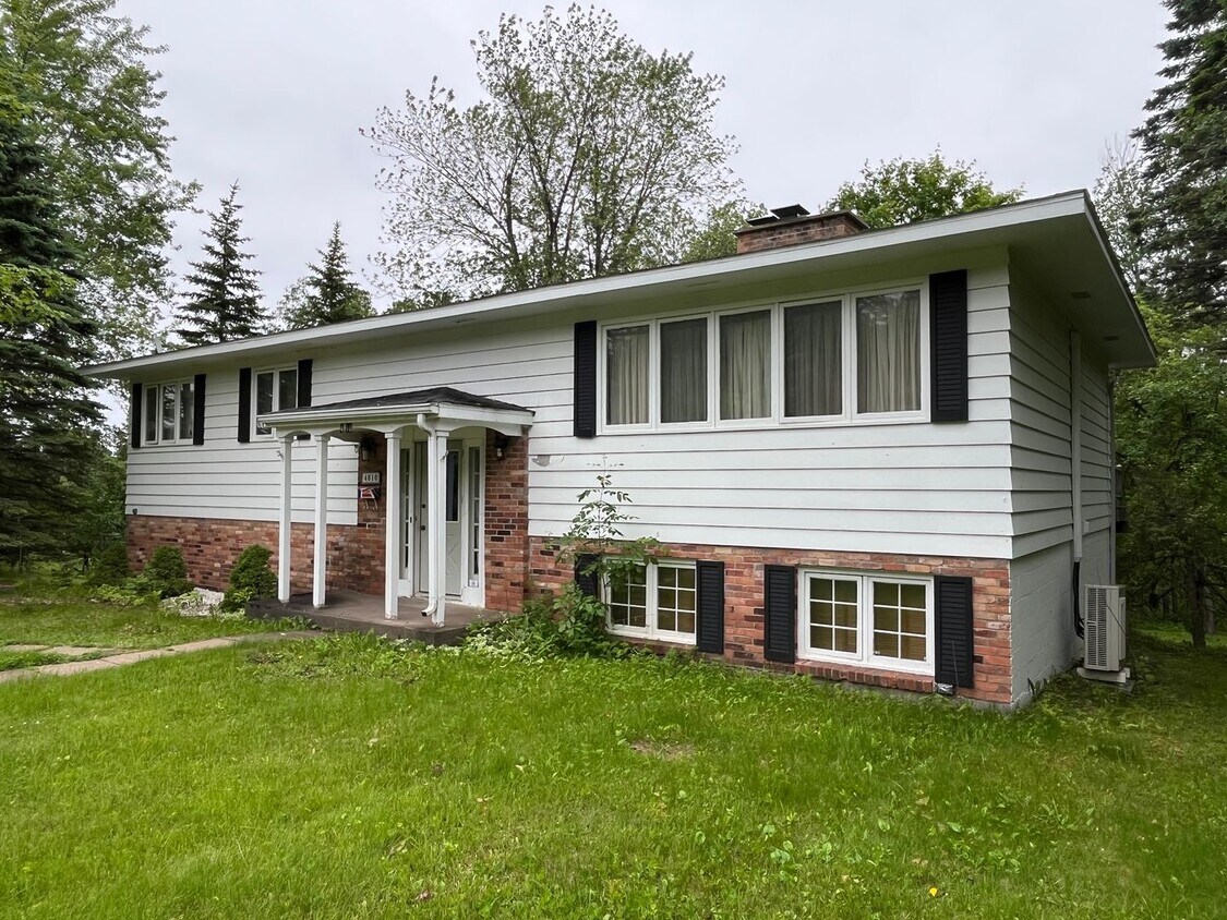 Foto principal - Lakeside 5 Bedroom 3 Bath Home!