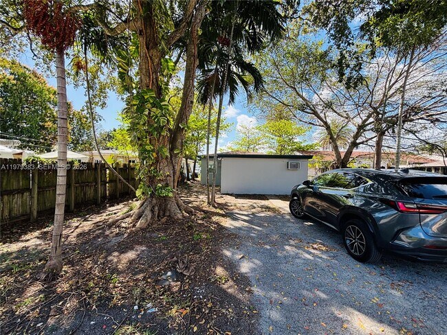 Foto del edificio - 825 NE 7th St