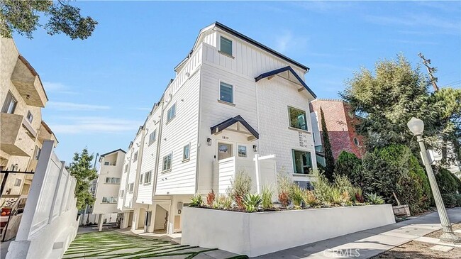 Building Photo - 1831 1/2-1823 1/2 Westholme Ave