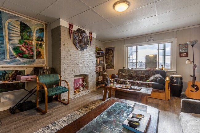 Building Photo - AVAILABLE JUNE 2024 - Gorgeous 3 Bedroom H...