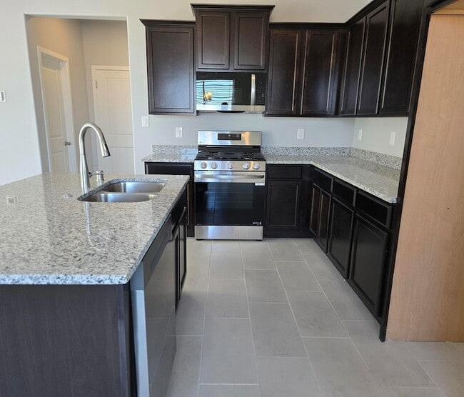 Building Photo - 4022 Silver Springs Road NE