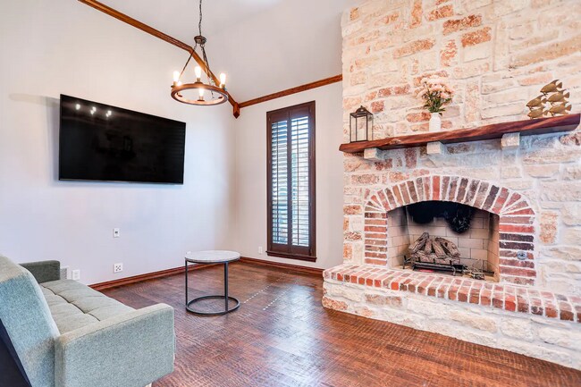 Foto del edificio - Charming 5-Bedroom Ranch House with Swimming Pool and Barn on a Sprawling 10-Acre Property – Full...