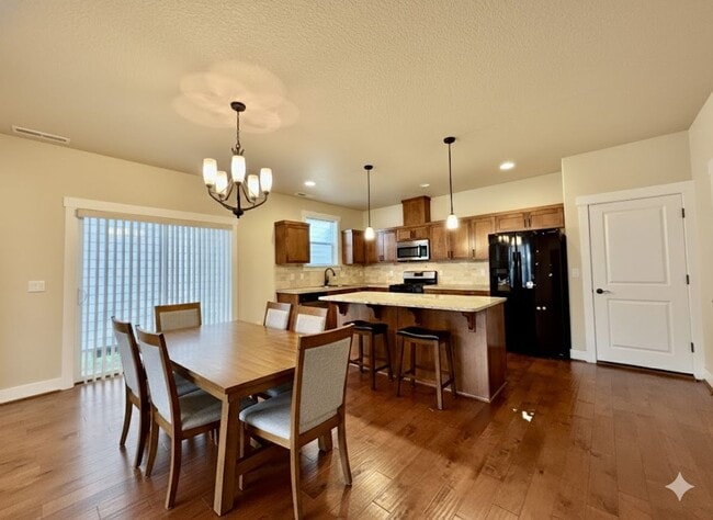 Foto del edificio - Modern 4-Bedroom Gem | Maintenance-Free Living & Private Side Yard!